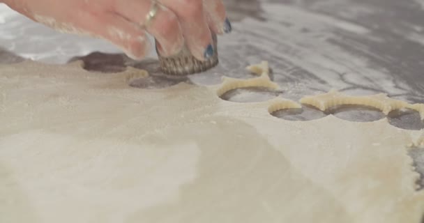Baker utilisant un coupe-biscuits pour couper les biscuits au beurre 