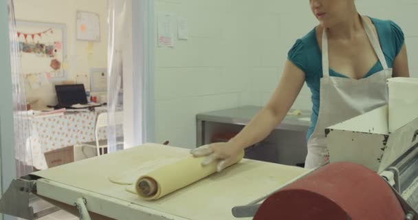 Bäcker dünnt Teig für Plätzchen aus — Stockvideo