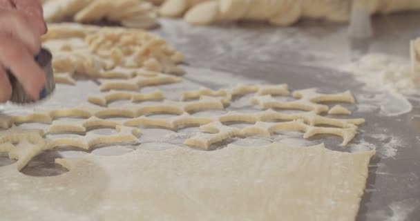 Baker χρησιμοποιώντας έναν κόπτη μπισκότων να κόψει κουλούρια με βούτυρο — Αρχείο Βίντεο