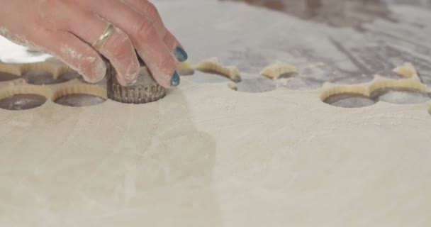 Baker usando un cortador de galletas para cortar galletas de mantequilla — Vídeos de Stock