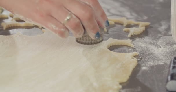 Tereyağlı kurabiye kesmek için bir çerez kesici kullanarak Baker — Stok video