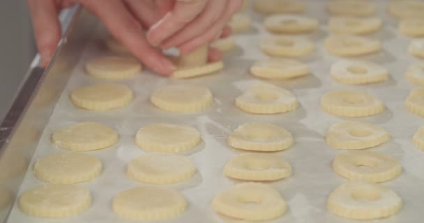 Пекарь делает дыры в печенье с маслом — стоковое видео