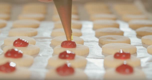 Baker τοποθέτηση μαρμελάδα φράουλα πάνω σε κουλούρια με βούτυρο — Αρχείο Βίντεο