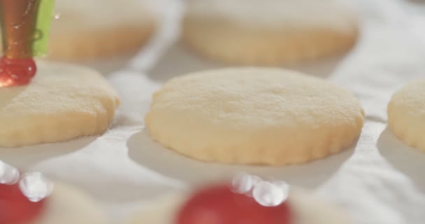 Baker putting Strawberry jam over butter cookies — Stock Video