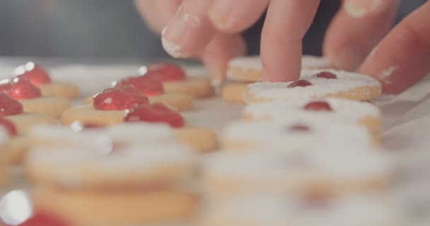 Baker preparando sanduíches com biscoitos de manteiga de geléia de morango — Vídeo de Stock