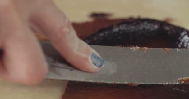 Пекарь готовит сливовое варенье, наполненное штруделем — стоковое видео