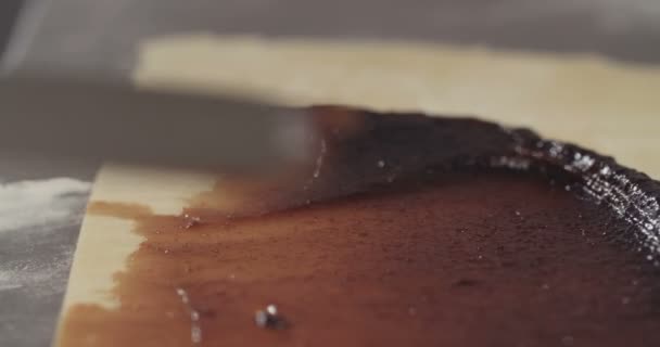 Baker preparando una mermelada de ciruela llena Strudel — Vídeo de stock