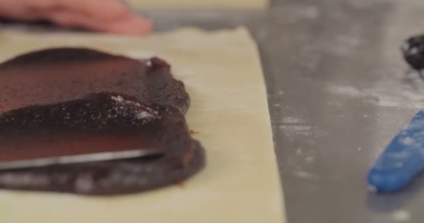 Baker voorbereiding van een pruim jam gevuld Strudel — Stockvideo