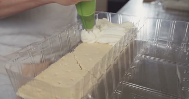 Baker usando una bolsa de pastelería — Vídeos de Stock