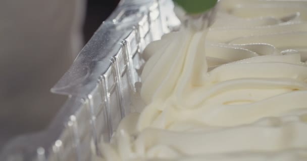 Baker usando una bolsa de pastelería — Vídeos de Stock