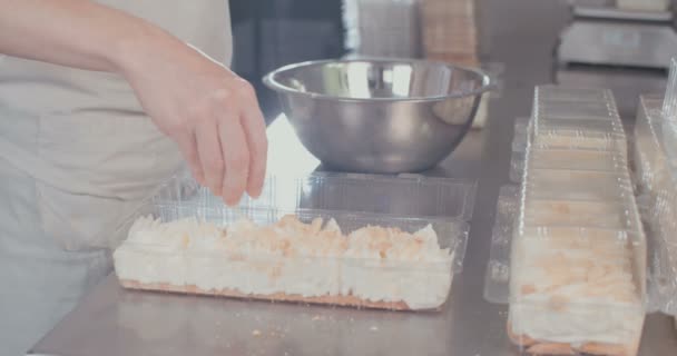 Baker polvilha biscoito desmorona — Vídeo de Stock