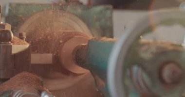 Woodworker kullanarak ahşap ile çalışan adam