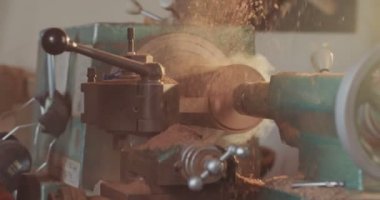 Woodworker kullanarak ahşap ile çalışan adam