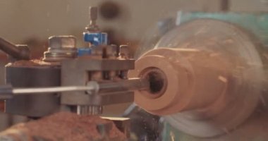 Woodworker kullanarak ahşap ile çalışan adam