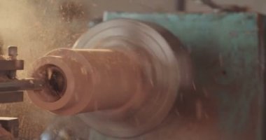 Woodworker kullanarak ahşap ile çalışan adam