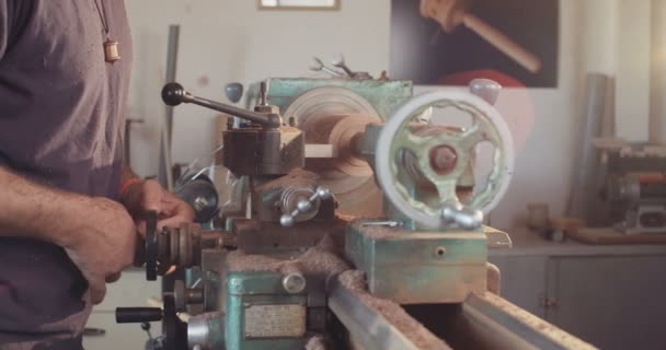 Man aan het werk met hout met behulp van schrijnwerker — Stockvideo