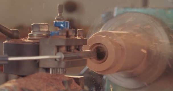 木工を使用して木材での作業の男性 — ストック動画