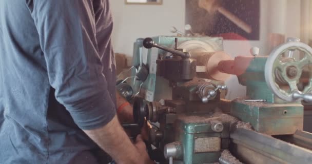 Woodworker kullanarak ahşap ile çalışan adam — Stok video