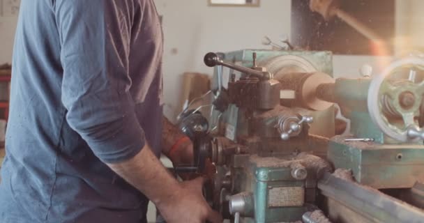 Man aan het werk met hout met behulp van schrijnwerker — Stockvideo