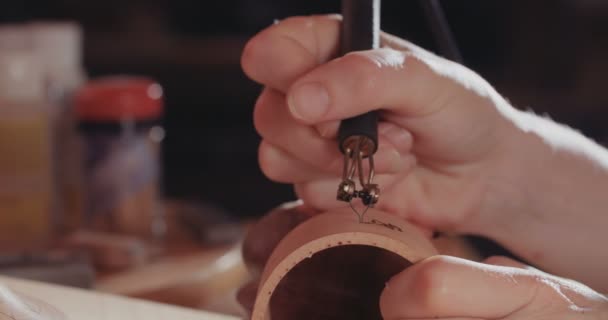 Mujer haciendo pirografía sobre madera — Vídeo de stock