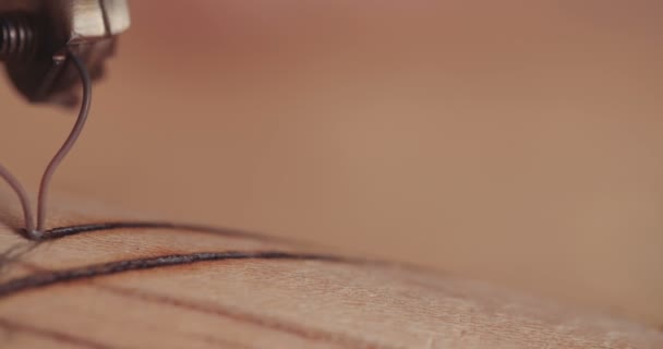 femme faisant de la pyrographie sur bois, processus créatif 