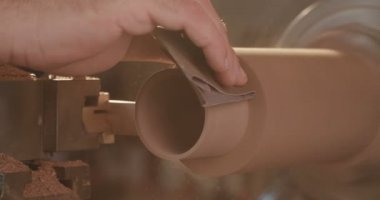 Woodworker kullanarak ahşap ile çalışan adam