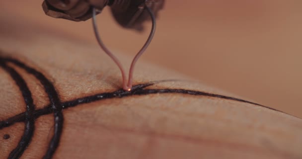 femme faisant de la pyrographie sur bois, processus créatif 