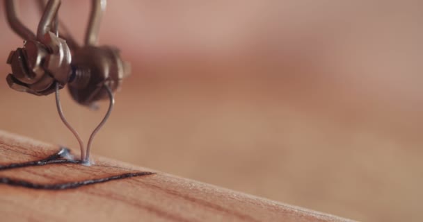 Frau macht Pyrographie auf Holz, kreativer Prozess — Stockvideo