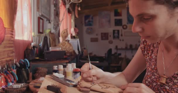 Frau macht Pyrographie auf Holz — Stockvideo