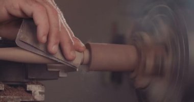 Woodworker kullanarak ahşap ile çalışan adam