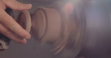 Woodworker kullanarak ahşap ile çalışan adam