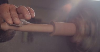 Woodworker kullanarak ahşap ile çalışan adam