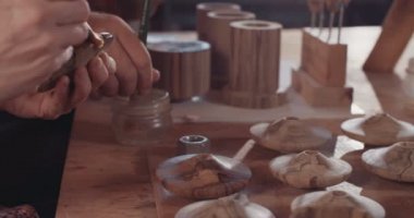 Sanatçı kapak ahşap mallar ile boya temizleyin