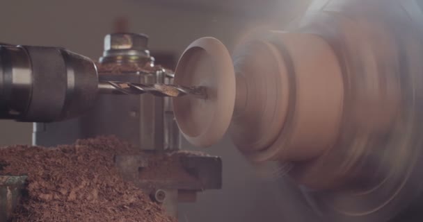 Woodworker kullanarak ahşap ile çalışan adam — Stok video