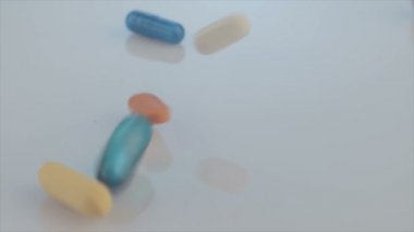 Düşen çeşitli doğum kontrol hapları 