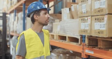 Bir lojistik alt öğeleri bir Pano büyük bir depo ile teftiş görüntüsünü izleme