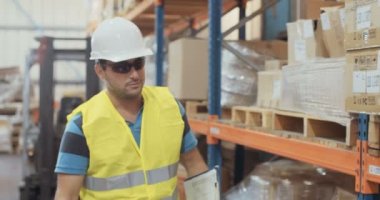 Bir lojistik alt öğeleri bir Pano büyük bir depo ile teftiş görüntüsünü izleme