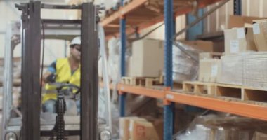 Bir depoda bir forklift sürüş ve daha sonra bir Pano kullanarak öğeleri teftiş lojistik alt