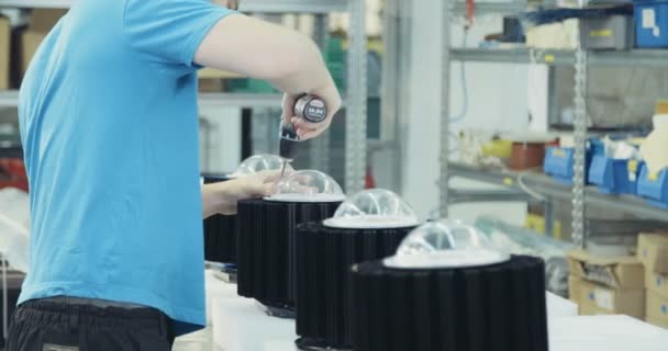 Arbeiter bei der Montage von LED-Lampen in einer Produktionsstätte — Stockvideo