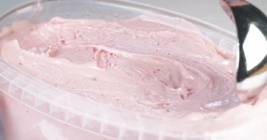 Bir top scooping ile makro çekim çilek dondurma