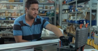 Elektrik teknisyen test Led lamba bir kalite güvence laboratuvarda