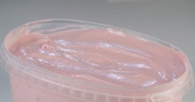 Bir top scooping ile makro çekim çilek dondurma