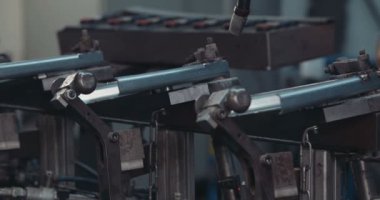 Metal parçalar üreten robot kaynak
