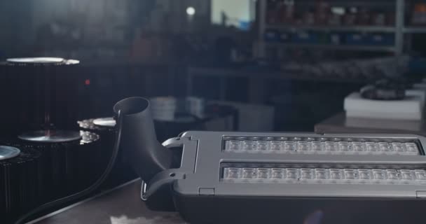 LED-Lampentests in einem Elektroniklabor — Stockvideo