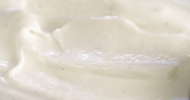Detailní záběr nabírání vanilkové zmrzliny