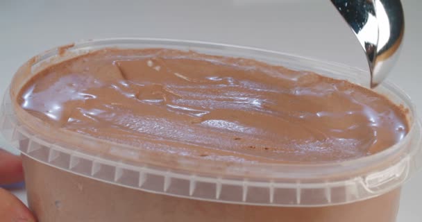 Colpo ravvicinato di gelato al cioccolato con misurino di gelato — Video Stock