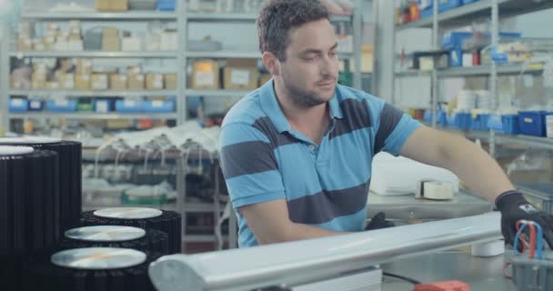 Elektrik teknisyen test Led lamba bir kalite güvence laboratuvarda — Stok video