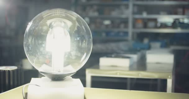 Teste de lâmpada LED em um laboratório de eletrônicos — Vídeo de Stock