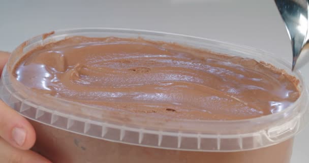 Close up tiro de sorvete de chocolate com colher de sorvete — Vídeo de Stock