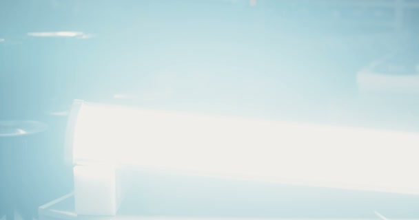 Essai de lampes LED dans un laboratoire d'électronique 